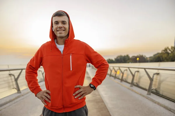 Atractivo hombre feliz con auriculares inalámbricos al aire libre — Foto de Stock