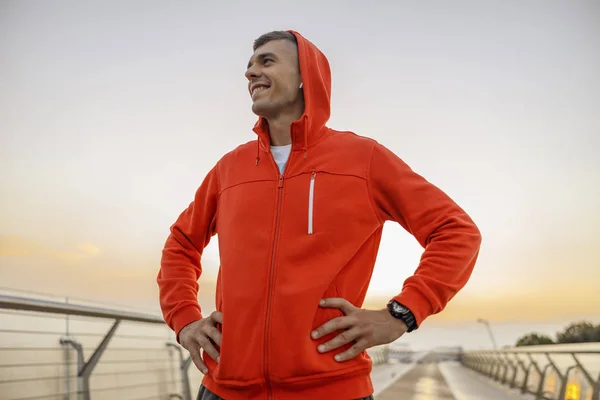 Feliz joven atleta mirando a la distancia — Foto de Stock