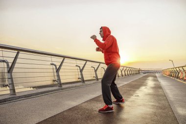 Bir yaya köprüsünde çekici erkek atlet eğitimi