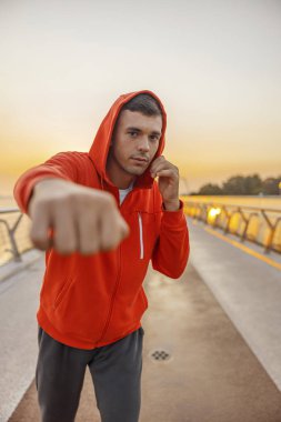 Ciddi uygun genç adam açık havada çalışıyor