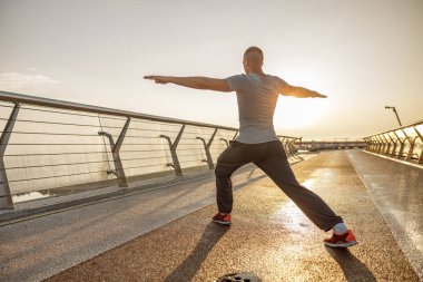 Bacaklarını dışarıda uzatan sportif genç adam