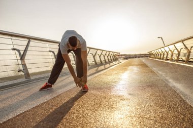 Bacak kaslarını dışarıda geren genç adam