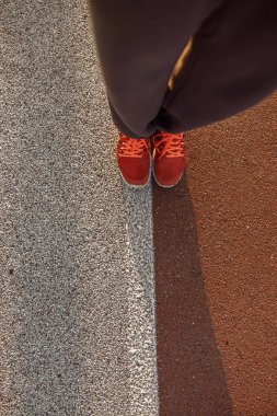 Koşu pistinde duran erkek bacakları