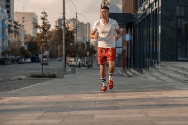 Sabah koşu güzel genç adam