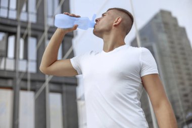 Ciddi yakışıklı atletik Kafkas adam içme suyu