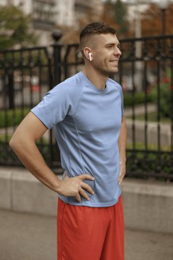 Joyful iyi görünümlü adam mesafe içine bakıyor