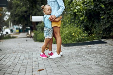 Sevimli kız annesi stok fotoğraf yaslanmış