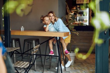 Gülümseyen anne ve kızı uzakta stok fotoğraf bakıyor