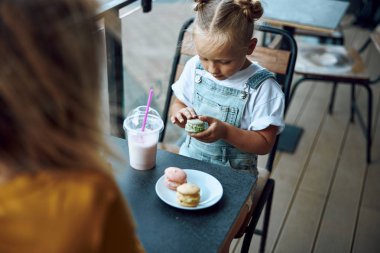 Çerez ve milkshake stok fotoğraf ile küçük kız