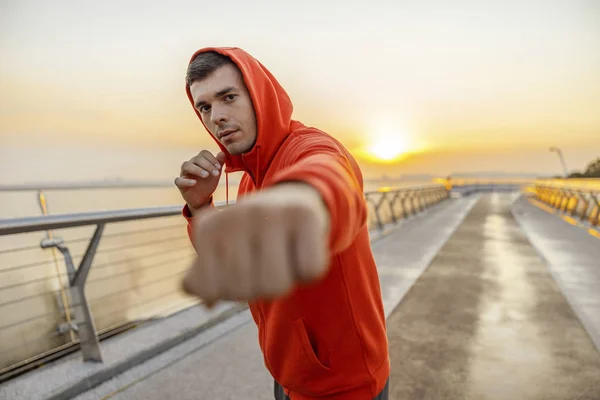 Caucasiano jovem desportista exercitando-se em uma ponte — Fotografia de Stock