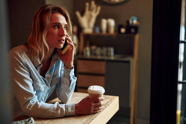 Mujer con café hablando en la foto de stock de teléfono — Foto de Stock