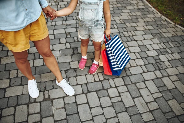 Mujer e hija con sus compras stock foto —  Fotos de Stock