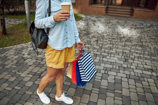 Stylische Frau mit Kaffee und Einkaufstaschen Archivfoto — Stockfoto