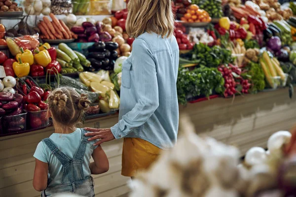 La elección de verduras en el mercado foto de stock —  Fotos de Stock