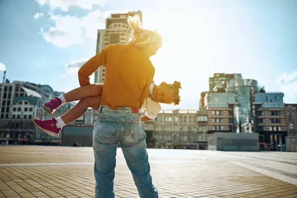 彼女の娘と屋外で遊ぶ女性ストック写真 — ストック写真