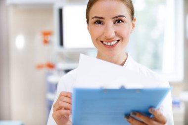 Ofis stok fotoğraf pano ile Mutlu genç doktor