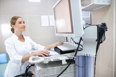 Neşeli kadın tıbbi makine stok fotoğraf ile çalışan