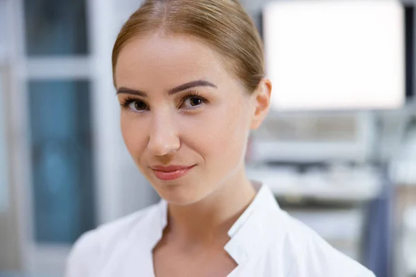 Médico feminino atraente na foto stock clínica — Fotografia de Stock