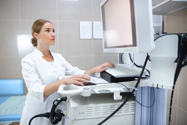 Médico femenino usando la computadora para el diagnóstico en la foto de la acción de la oficina — Foto de Stock