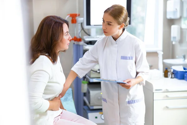 Femme visiteuse praticien à l'hôpital photo de stock — Photo