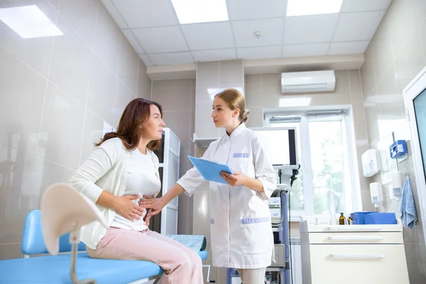 Attente jonge dokter Consulting vrouw stockfoto — Stockfoto