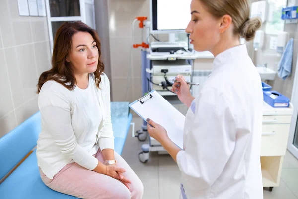 Vrouw bezoek dokter in endoscopie kamer stockfoto — Stockfoto