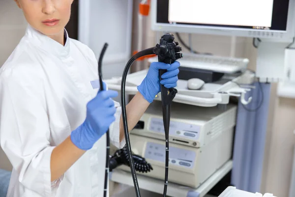 Жінка використовує сучасне обладнання в лікарні фото — стокове фото
