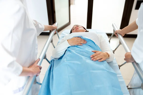 Frau auf dem Weg ins Krankenhaus Archivbild — Stockfoto