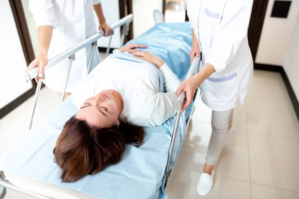 Frau liegt im Krankenhaus Archivbild — Stockfoto