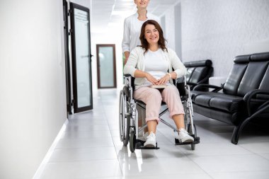 Hemşire geçersiz carrige stok fotoğraf kadın yardımcı