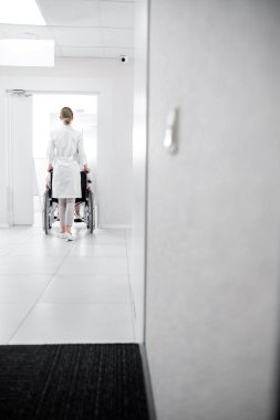 Klinikte kalan hasta ile kadın doktor