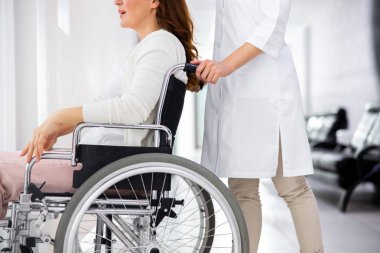 Kadın doktor lobide hasta ile ayakta