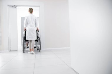 Hastanede hasta ile doktor geri görünümü