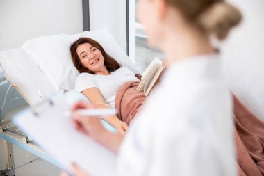 Gülümseyen kadın hastanede yatıyor