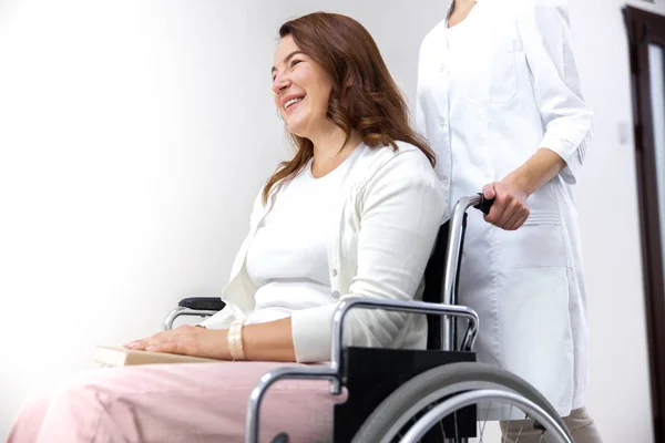 Femme en fauteuil roulant riant à la clinique photo de stock — Photo