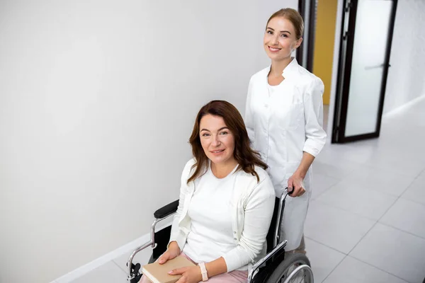 Alegre médico ayudando a mujer discapacitada foto de stock — Foto de Stock