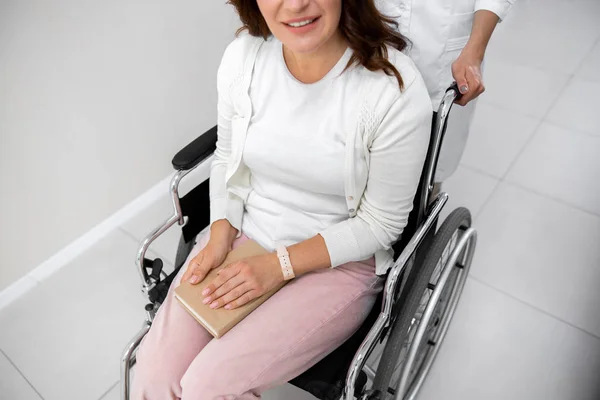 Счастливая женщина на фото инвалидной коляски — стоковое фото