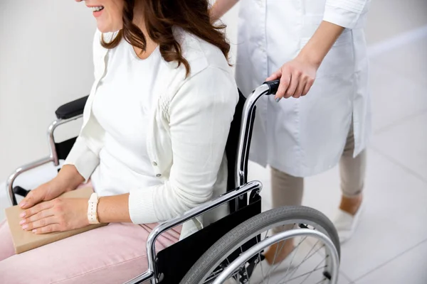 Счастливая дама в инвалидном кресле с фотографией доктора. — стоковое фото