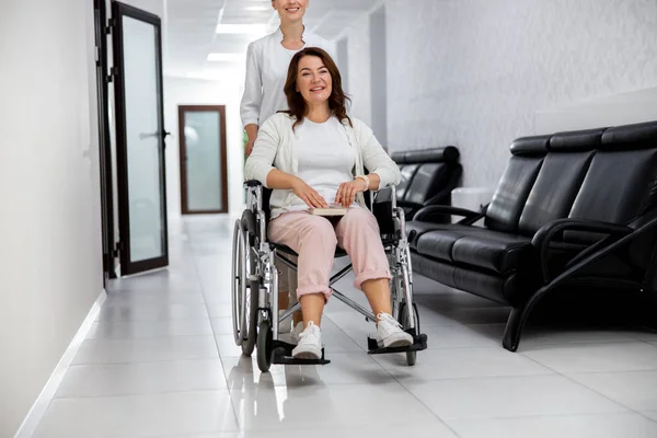 Mujer en silla de ruedas va al hospital foto de stock — Foto de Stock