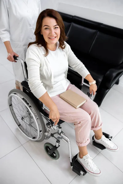 Dame souriante en fauteuil roulant à la clinique photo de stock — Photo