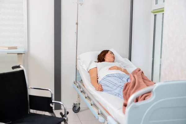 Yetişkin kadın hastanede rehabilitasyon görüyor — Stok fotoğraf