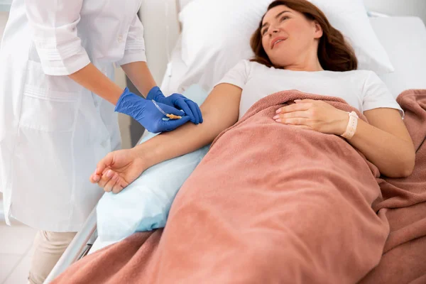Medic maakt procedures voor vrouwelijke patiënten — Stockfoto
