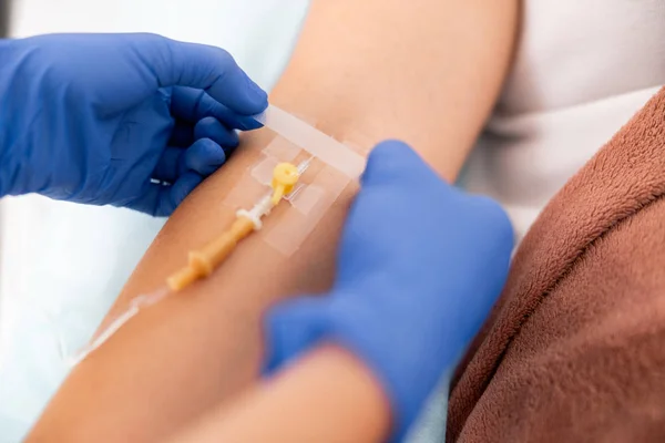 Close-up van de Medic met een band-hulp in de buurt van Patient hand — Stockfoto