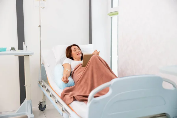 Donna adulta sta facendo un contagocce in ospedale — Foto Stock