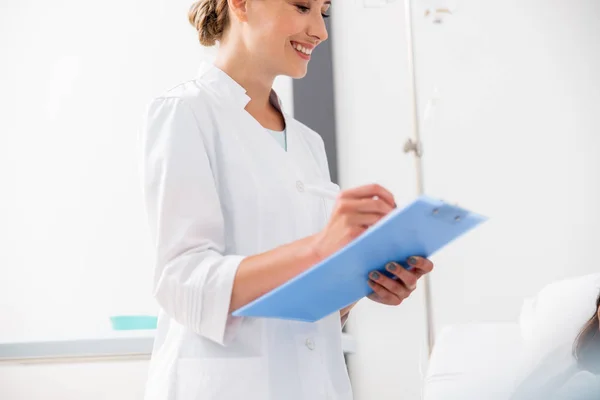 Gelukkig mooie Medic is het houden van vorm in het ziekenhuis — Stockfoto