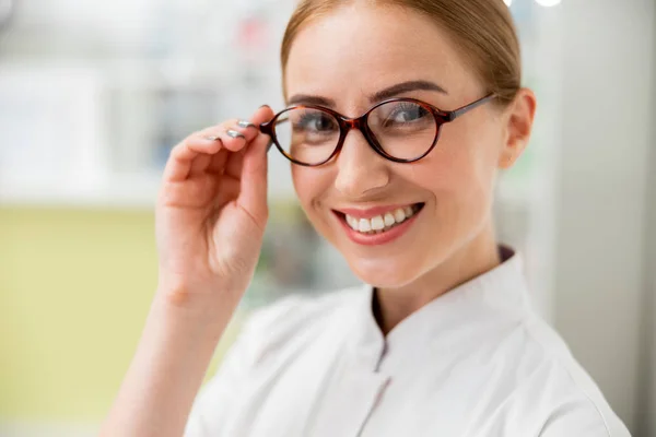 Gülümseyen kadın doktor klinikte çalışıyor — Stok fotoğraf