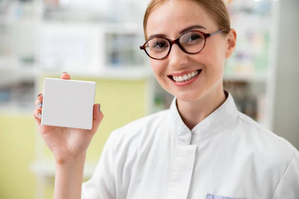 Primer plano de la sonriente doctora en el hospital — Foto de Stock