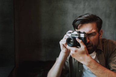 Dijital cihazda resim yapan konsantre fotoğrafçı