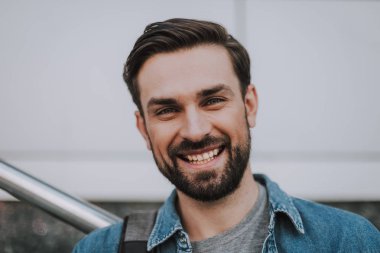 Pozitif sakallı adam dinlenme sırasında dışarıda.