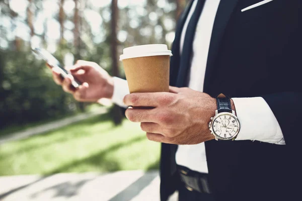 Close-up van kopje koffie in de hand van elegant persoon — Stockfoto